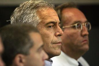 Caso Epstein, pubblicati nuovi documenti: tra le carte torna il nome di Clinton