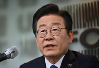 Corea del Sud, accoltellato leader opposizione Lee Jae-myung