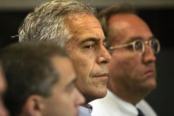 “Epstein aveva sex tape con Trump, Clinton e principe Andrea”: l’accusa di Sarah