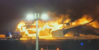 Giappone, aereo in fiamme dopo scontro con velivolo guardia costiera