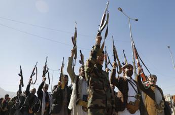 Houthi, la minaccia all’Italia: “Vostre navi a rischio”