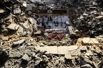 Israele, ancora raid su Gaza. All’Aja si apre processo per genocidio