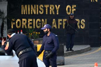 Pakistan risponde ad attacchi, almeno 7 morti in Iran