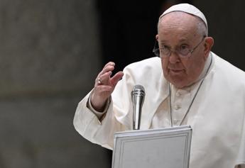 Papa su coppie gay: “Benediciamo le persone, non le associazioni”