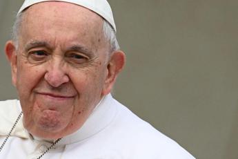 Parroco scomunicato dopo attacco a Papa Francesco: “Usurpatore”.