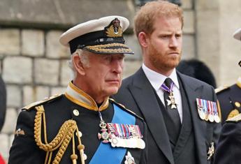 Re Carlo e il ricovero per la prostata, Harry lo ha saputo dai giornali?
