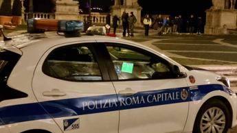 Vigili ‘pizzicati’ a vedere la Roma mentre pattugliano Campidoglio. Ma qualcuno attacca: “Fotomontaggio”