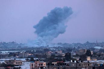 Gaza, Israele assedia Khan Younis: blitz nell’ospedale Nasser