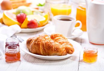 La colazione al bar costa sempre più, per cornetto e cappuccino oltre 3 euro