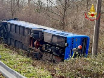 Potenza, bus con 40 studenti a bordo si ribalta: grave l’autista