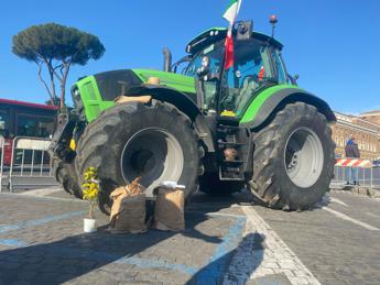 Protesta agricoltori a Roma, trattori alla Bocca della Verità: “Domani a San Pietro”