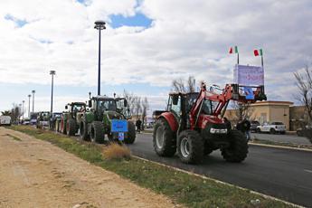 Protesta agricoltori arriva a Roma, primi trattori su via Nomentana