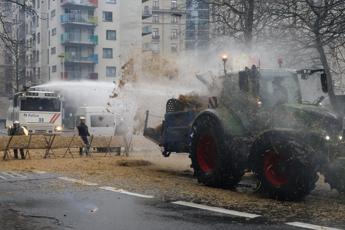 Protesta trattori a Bruxelles, sale la tensione: bloccato l’accesso all’aeroporto