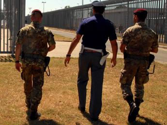 Roma, disordini nel centro migranti di Ponte Galeria dopo morte di un 22enne