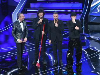 Sanremo 2024, quarta serata con duetti e cover: le notizie della giornata