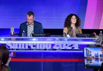 Sanremo, Amadeus: “John Travolta? Sapeva tutto”. Poi sbotta: “Polemica su stronz…”