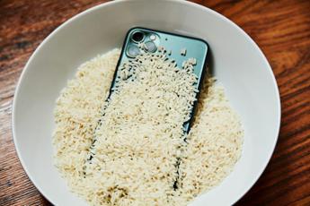 Smartphone in acqua, il riso non è la soluzione