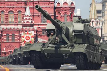Ucraina, la Russia e la barriera di vagoni da 30 km nel Donetsk: ecco il ‘treno dello zar’