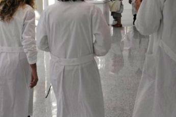 Ballano il ‘Gioca Jouer’ durante l’autopsia: bufera social sul video dei medici legali