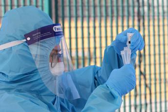 Covid Italia, bollettino e dati ultima settimana: crollano casi e decessi