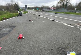 Ferrari contro guard rail, due morti nel vercellese