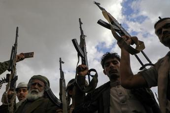Houthi attaccano tre navi israeliane con missili e droni