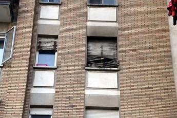 Incendio in casa a Bologna, morti mamma e tre bimbi