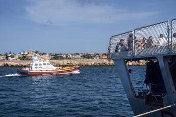 Migranti, naufragio davanti coste Lampedusa: dispersa bimba di 15 mesi