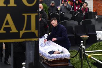 Navalny, folla ai funerali a Mosca: cori e applausi per il dissidente