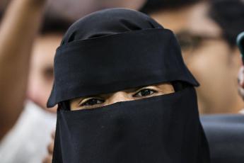 Pordenone, bimba di 10 anni a scuola coperta dal niqab