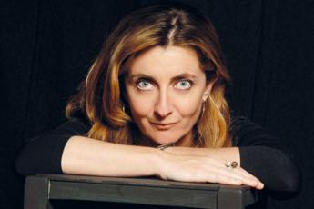 Reggiani in scena con ‘Spettacolare (voce del verbo)’: “Ecco la mia intervista doppia Meloni-Schlein, dem difficile da imitare”