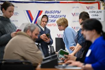 Russia, secondo giorno di presidenziali. Kiev rivendica: “Violato sistema di voto elettronico”