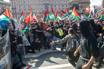 25 aprile, tensioni a Milano: manifestanti pro Palestina contro Brigata ebraica