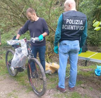 Cadavere nel parco a Bologna, l’avvocato: “Non può essere suicidio”