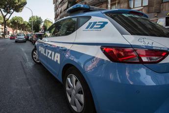 Ostia, donna precipita da palazzo e muore: un fermo per omicidio
