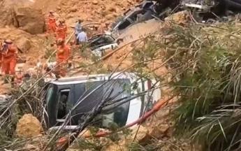 Autostrada crolla, 24 morti in Cina