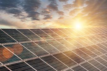 Illusione green: in Italia le rinnovabili aumentano ma rischiano di essere insufficienti per il 2030