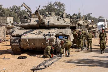 Israele, Idf a popolazione Rafah: “Iniziate a spostarvi”. Media: “Egitto blocca valico frontiera”