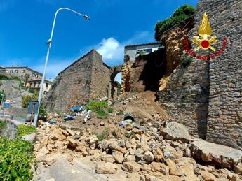 Volterra, crolla parte di mura antiche: un ferito e tre famiglie evacuate