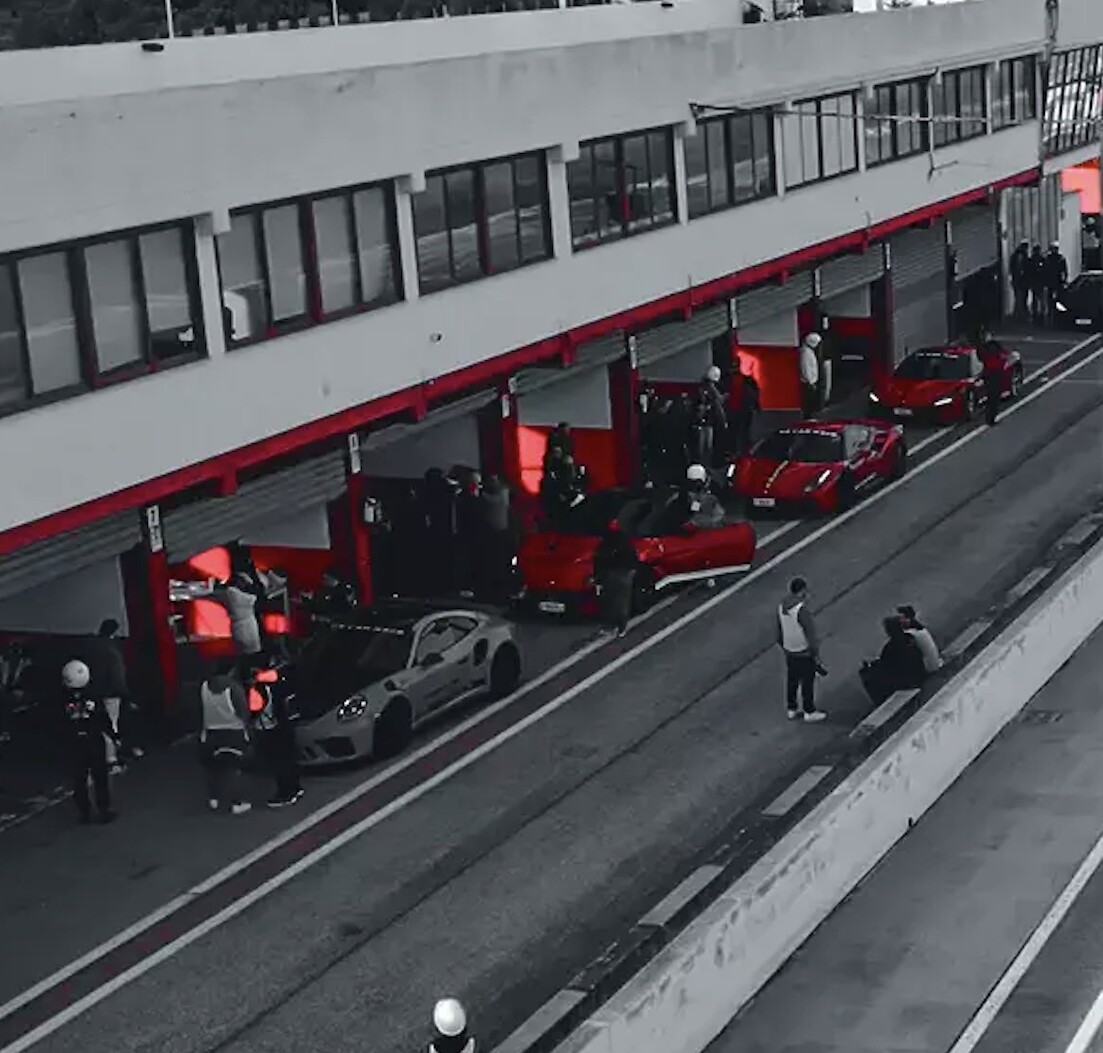 Giro in Ferrari su pista: ecco come farlo in Puglia