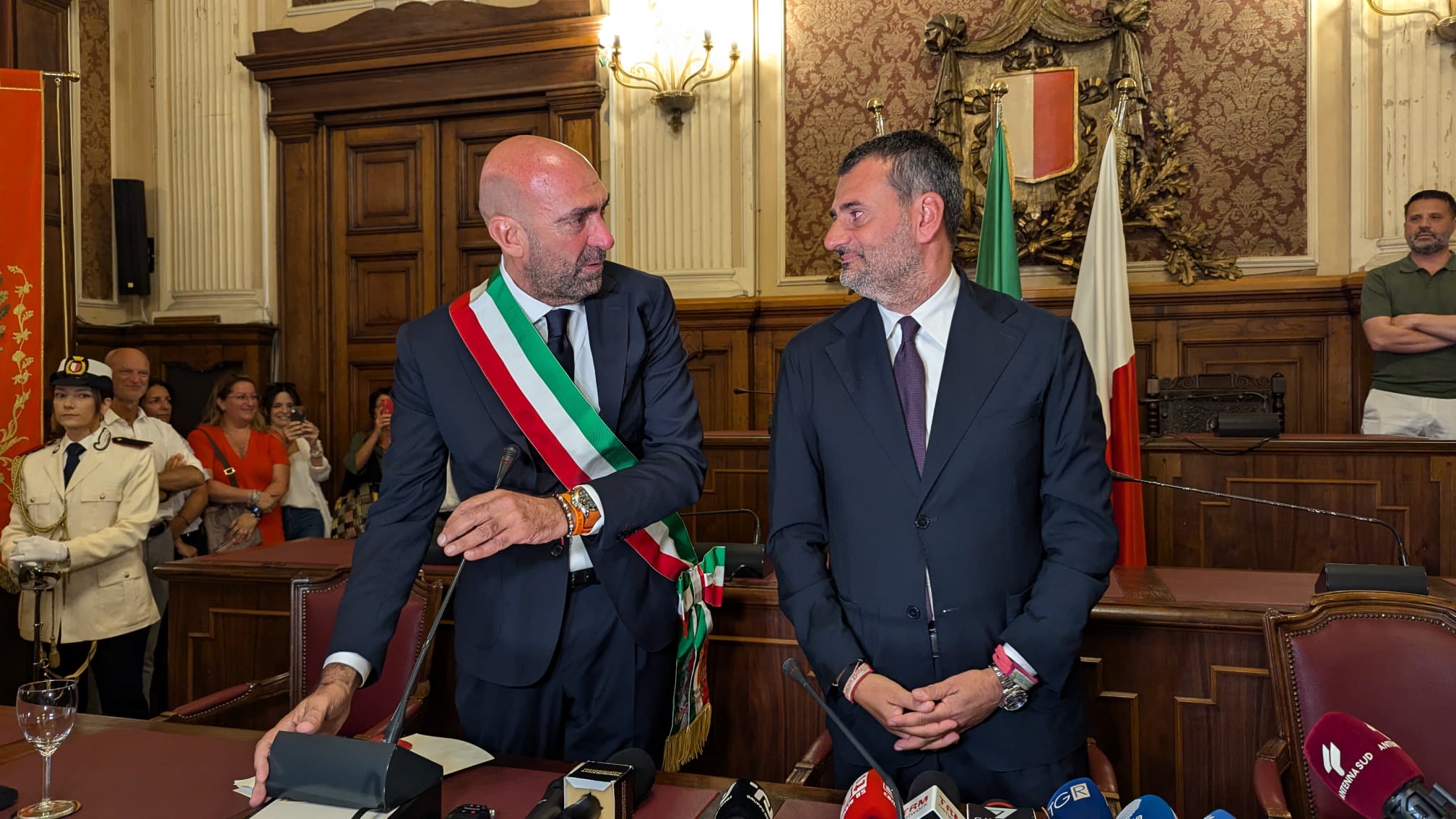 VITO LECCESE RICEVE LA FASCIA DA SINDACO DA ANTONIO DECARO QUESTO POMERIGGIO LA PROCLAMAZIONE A PALAZZO DI CITTÀ