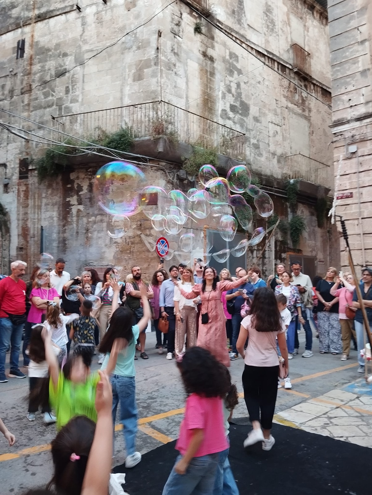 TARANTO BUSKERS FESTIVAL COLORA LA CITTÀ VECCHIA