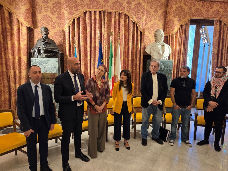 ANTONELLA RUGGIERO È LA MADRINA DEL CORTEO STORICO DI SAN NICOLA IL RICORDO E LA MUSICA PROTAGONISTI DELL’EDIZIONE 2025