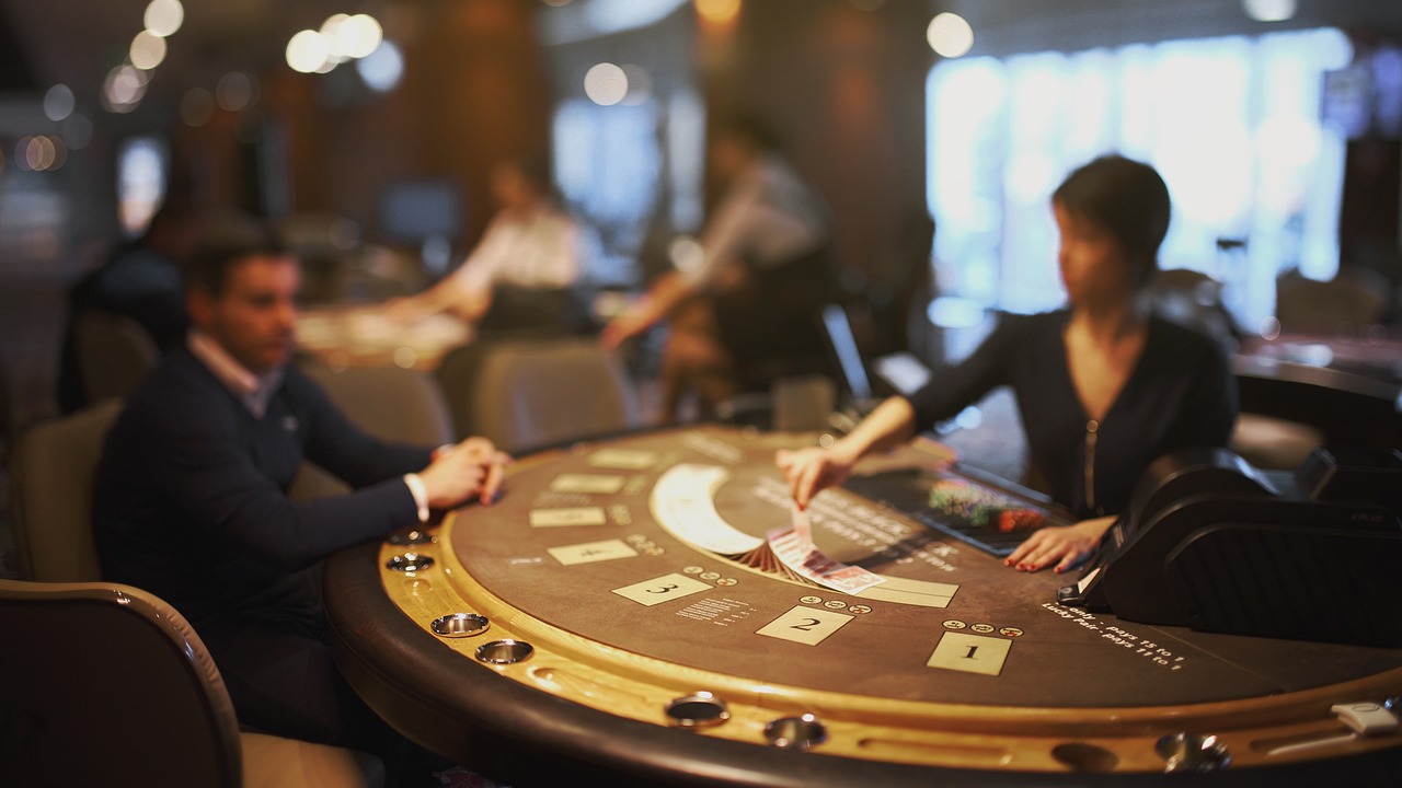 Lavorare come croupier: cosa sapere su questo lavoro
