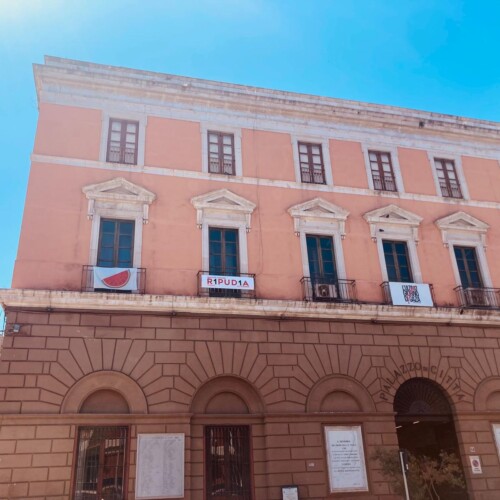 R1PUD1A A BARI SULLA FACCIATA DI PALAZZO DI CITTÀ E DEI CINQUE MUNICIPI ESPOSTI I MANIFESTI DELLA CAMPAGNA DI EMERGENCY