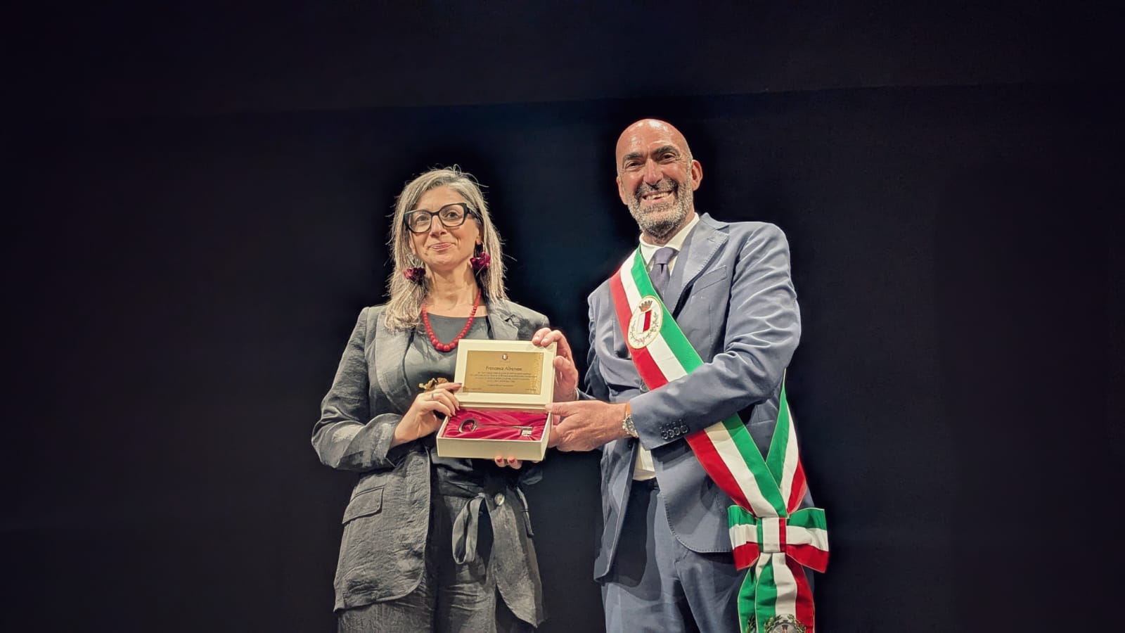 BARI, IL SINDACO VITO LECCESE CONSEGNA LE CHIAVI DELLA CITTÀ A FRANCESCA ALBANESE