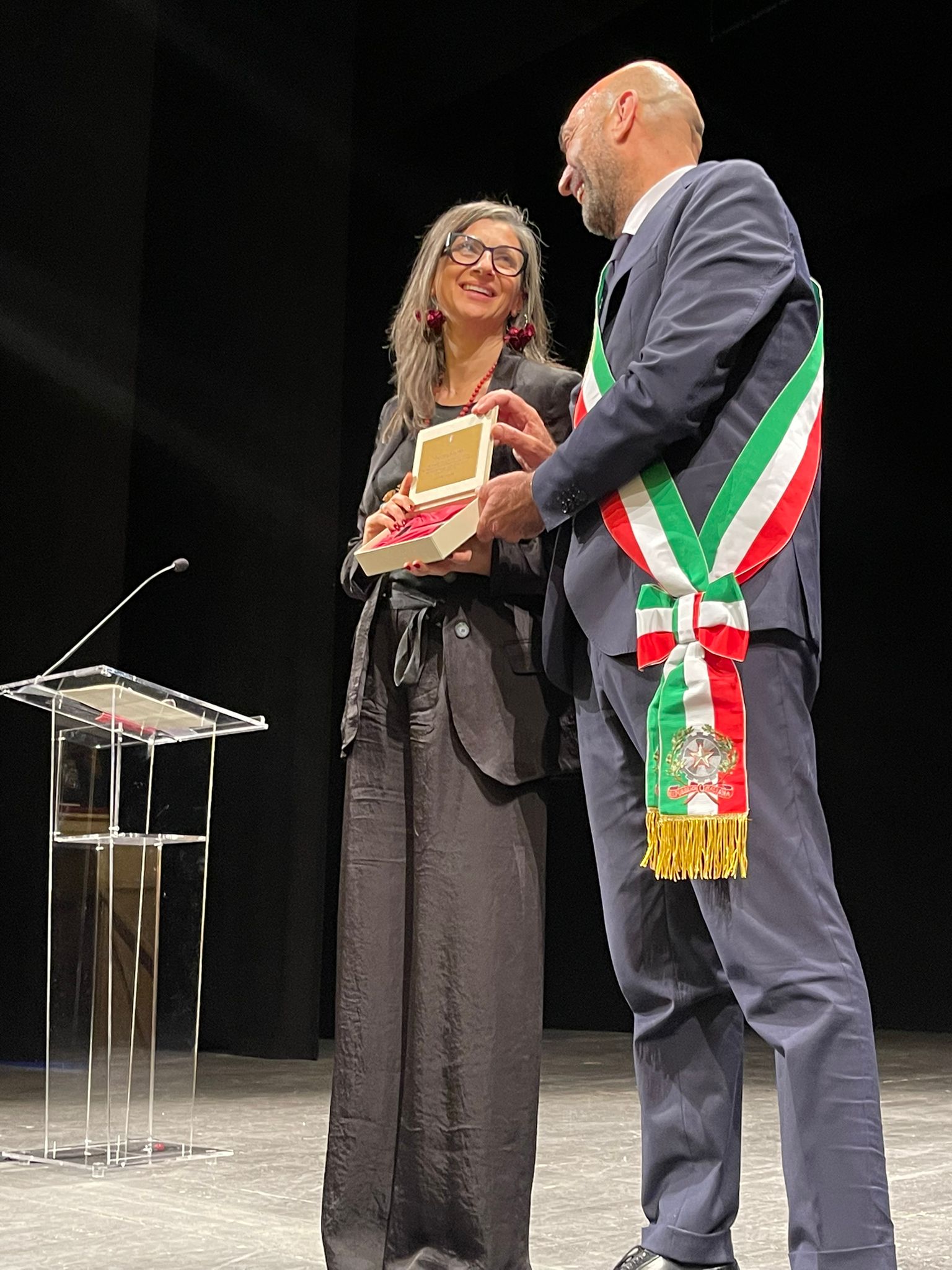 BARI, IL SINDACO VITO LECCESE CONSEGNA LE CHIAVI DELLA CITTÀ A FRANCESCA ALBANESE