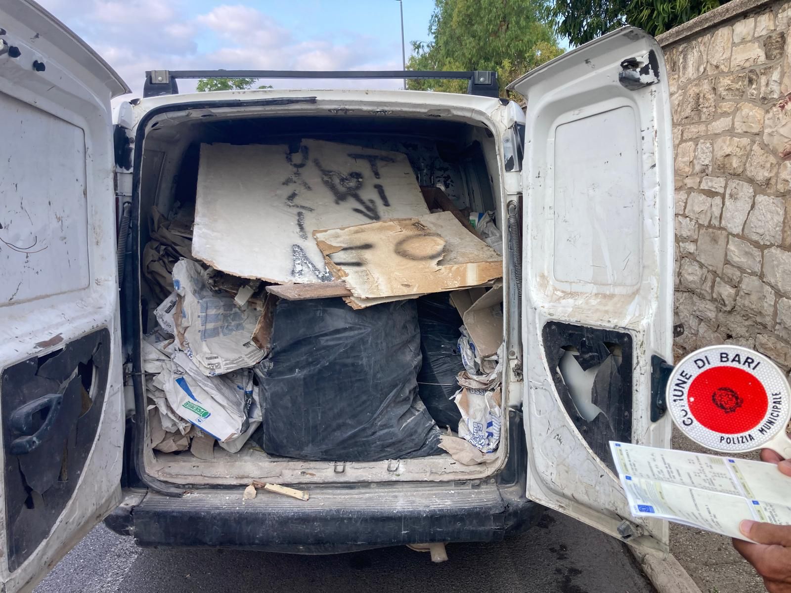 NUOVO DECRETO DEL GOVERNO CONTRO ABBANDONO ILLECITO RIFIUTI A BARI PRIMA DENUNCIA CON SEQUESTRO DEL MEZZO