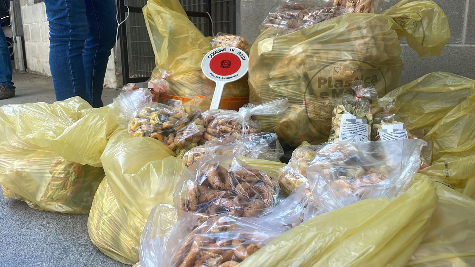 OPERAZIONE DELLA POLIZIA ANNONARIA A BARI VECCHIA SEQUESTRATI 151 CHILI DI MERCE E TRE CONTESTAZIONI PER COMMERCIO ABUSIVO SU SUOLO PUBBLICO
