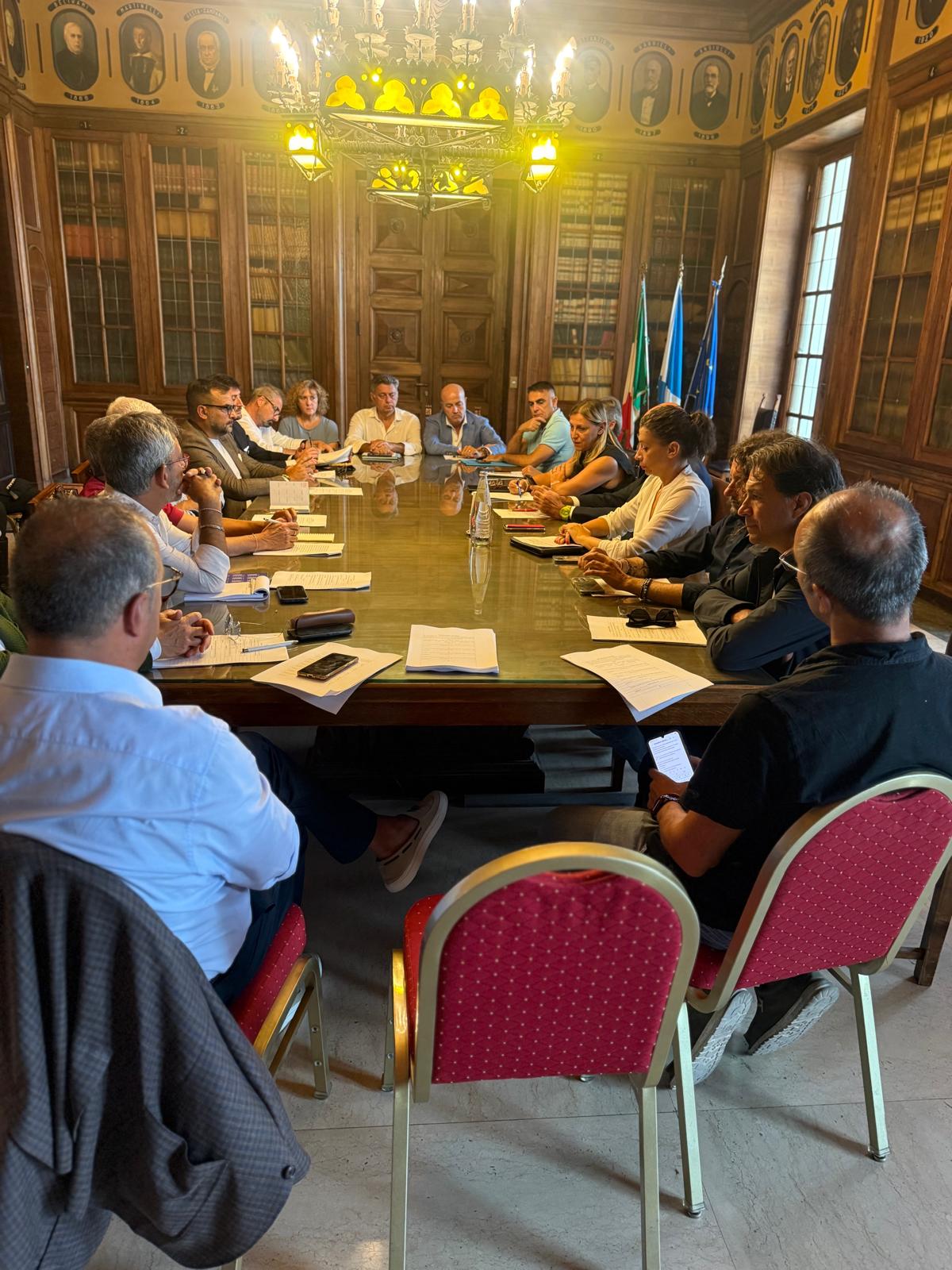 Piano straordinario contro l’abbandono dei rifiuti: sindaco Leccese convoca tavolo tecnico operativo con ARO e Anci Puglia